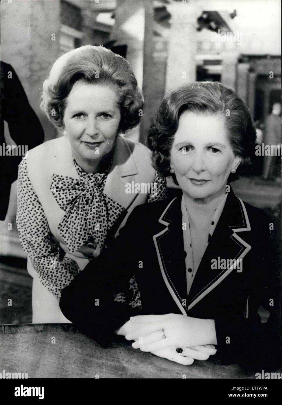 29. Mai 1980 - Frau Thatcher Twin?: eine neue Wachsfigur des Ministerpräsidenten gestern kam das berühmte Madame Tussauds Sammlung in London. Das Porträt des Bildhauers Ian Hanson, wurde von einer Sitzung in der Downing Street im Oktober letzten Jahres gemacht und ist umgeben von Kabinett und Schattenkabinett zahlen. Frau Thatcher persönlich wählte und Kleidung aus ihrem eigenen Kleiderschrank für die Wundertätigkeit vorgestellt. Foto zeigt die reale Frau Thatcher (links) besucht Madam Tussauds um ihr Ebenbild für sich selbst zu sehen. Stockfoto