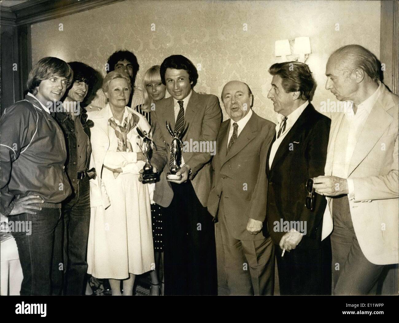 5. Juni 1980 - ist Drucker von Sänger Dave Sänger Lenny Escuerdo, Schauspielerin Michelle Morgan, Sänger Enrico Macias, Dany Saval (seine Frau), Filmemacher Marcel Carne, Jean Lefebvre und Schauspieler Regisseur Gérard Oury umgeben. Stockfoto