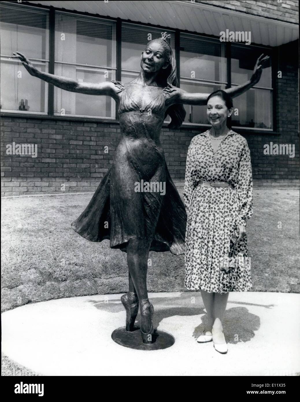 9. Juni 1980 - 9. Juni 1980 Dame Margot Fonteyn enthüllt Statue von sich selbst. Dame Margot Fonteyn Rückkehr aus Panama an ihren Geburtsort in Reigate, Surrey, am vergangenen Samstag, um Nathan David Bronzestatue porträtiert sie in ihrer bevorzugten Rolle als Ondine der Wassermann zu enthüllen. Die Statue wurde von Ballett-Liebhabern bezahlt. Stockfoto