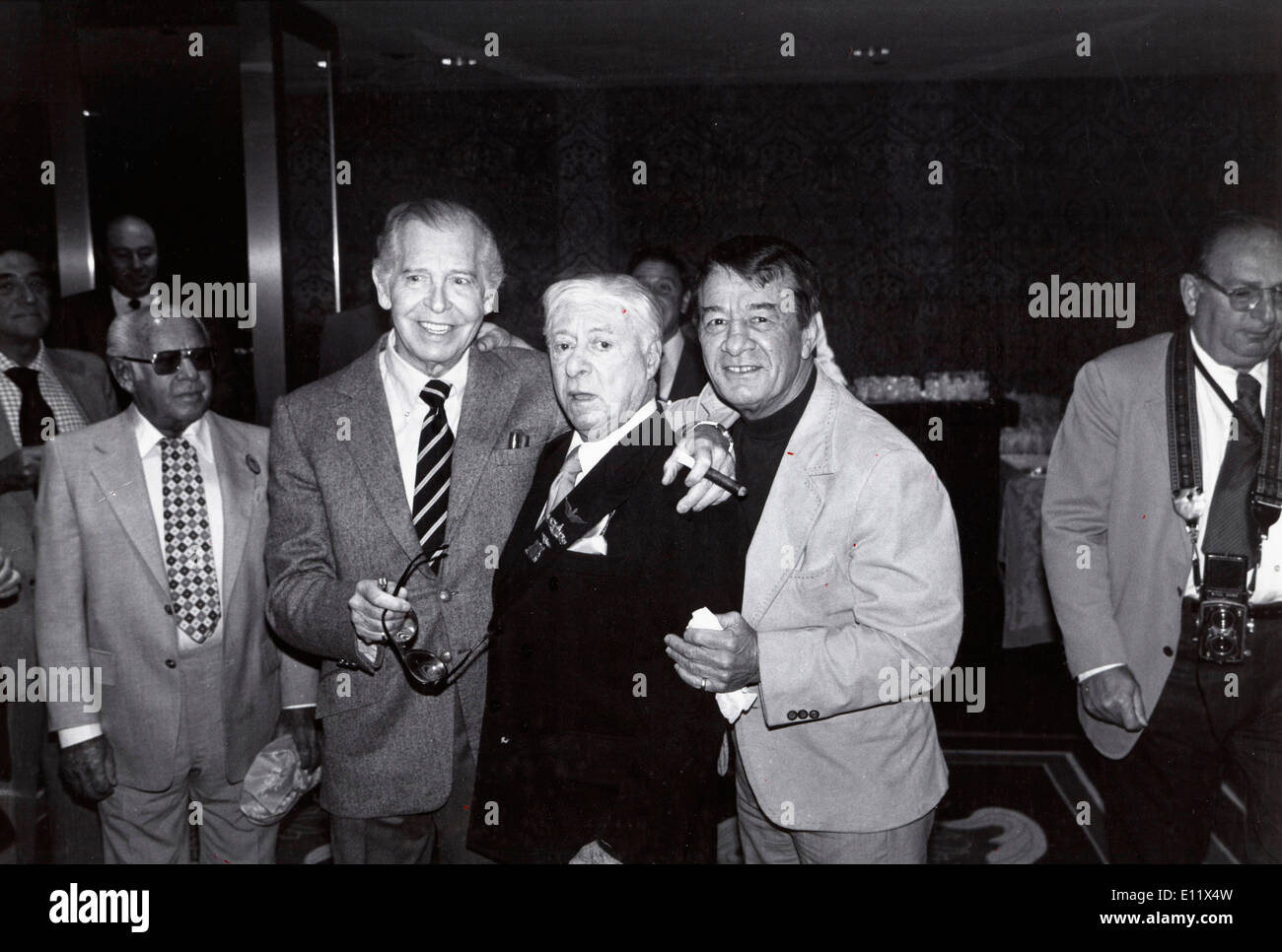 25. Juni 1980; New York, NY, USA; Schauspieler Herr MILTON BERLE (L) im Bild mit ein paar Freunden im Sheraton Center Hotel in New York. Stockfoto