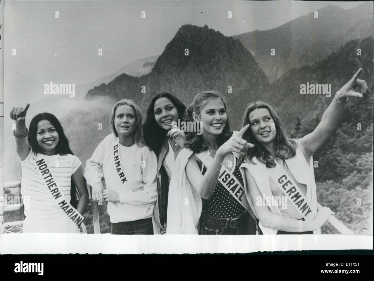7. Juli 1980 - Miss Universe Schönheitswettbewerb in Seoul: der 1980 Miss Universe Schönheitswettbewerb findet in Seoul, die Hauptstadt der Republik Korea, mit mehr als fünfzig Ländern teilnahmen. Foto zeigt fünf der Teilnehmer Ansicht die Bergwelt bei einem Besuch in der berühmten Mount-Sorak Koreas. Stockfoto