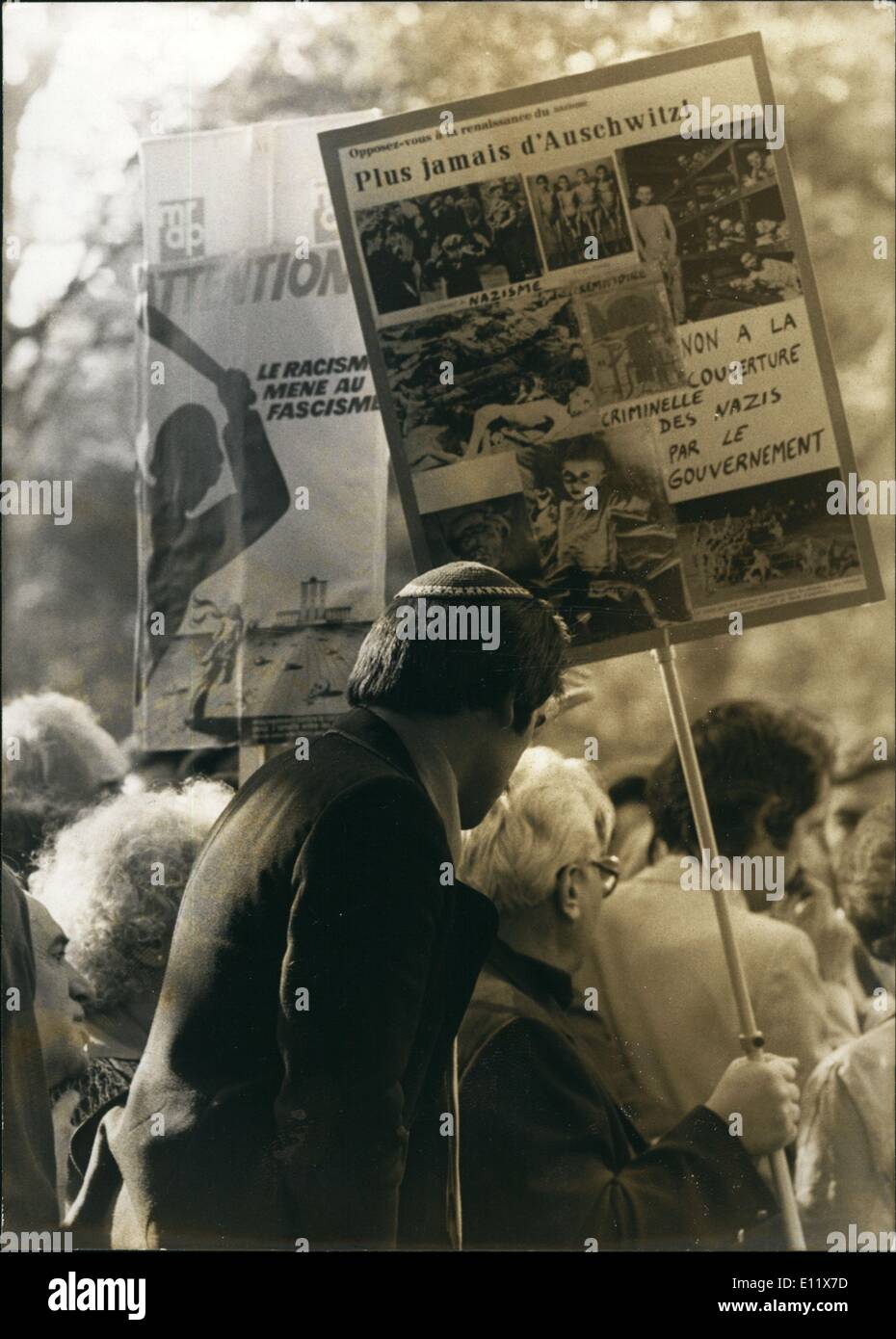 10. Oktober 1980 - während einer Demonstration auf den Champs-Elysees nach der Bombardierung der Synagoge: an der Vorderseite eine junge Demonstrator tragen traditionelle Kopfstück. Weiter hinten, eine ältere Demonstrant mit weißen Haaren, die mit einem Schild mit der Aufschrift "nie wieder Auschwitz! Stockfoto