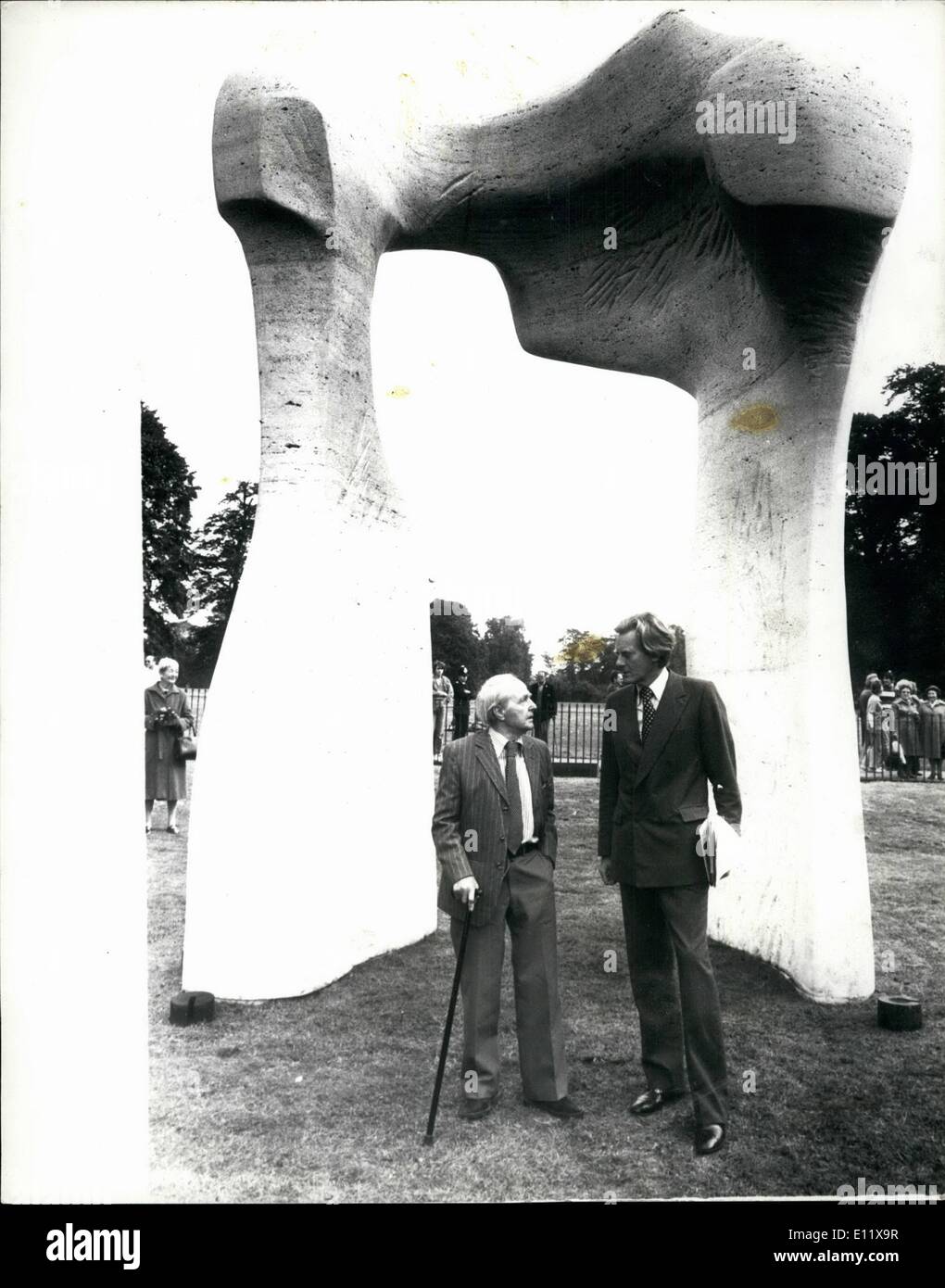 10. Oktober 1980 - Moores '' The Arch'' kommt die Kensington Gardens: Moores '' The Arch'' geschnitzt speziell für Kensington Gardens, wurde offiziell vom Bildhauer von Michael Heseltine, Staatssekretär für Umwelt heute empfangen. Foto zeigt Henry Moore und Michael Heeltine stehen heute unter '' The Arch'' in den Kensington Gardens. Stockfoto