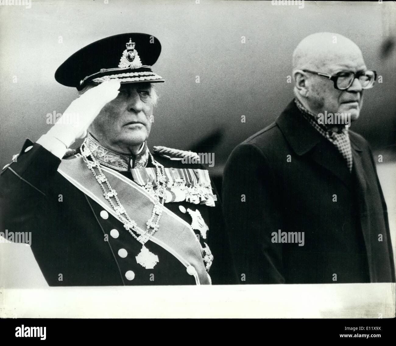 10. Oktober 1980 - König Olav von Norwegen in Heisinki.: König Olav von Norwegen und seinen Präsidenten Urho Kekkonen, die ihn bei seiner Ankunft in Helsinki für den Start eines viertägigen offiziellen Besuchs begrüßt. Stockfoto