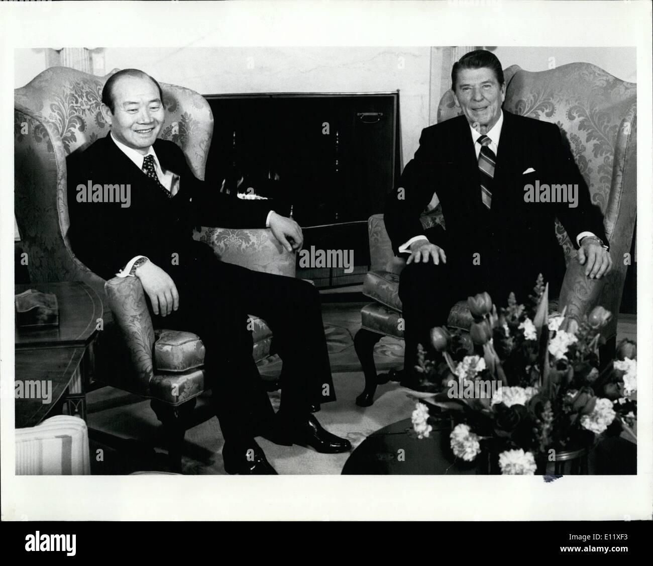 2. Februar 1981 - koreanischen Präsidenten Reagan in Washington, D.C. trifft 02.02.81. Präsident Ronald W. Reagan (rechts) wird gezeigt, wie er im Oval Office des weißen Hauses mit koreanischen Präsidenten Chun Doo Hwan erfüllt. Beziehungen zwischen Korea waren angespannt, während der Carter-Administration und Reagan hat gesagt, dass er Dinge mit den Koreanern Flicken würde. Stockfoto