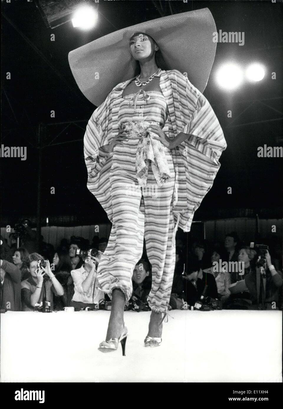 21. Oktober 1980 - sportlich und anspruchsvoll, naiv und raffiniert: das sind die Tendenzen, die in die neue Frühlings- und Sommer-Kollektion von Christian Dior zu sehen sind, die seine Sammlung in Paris vorgestellt. Stockfoto