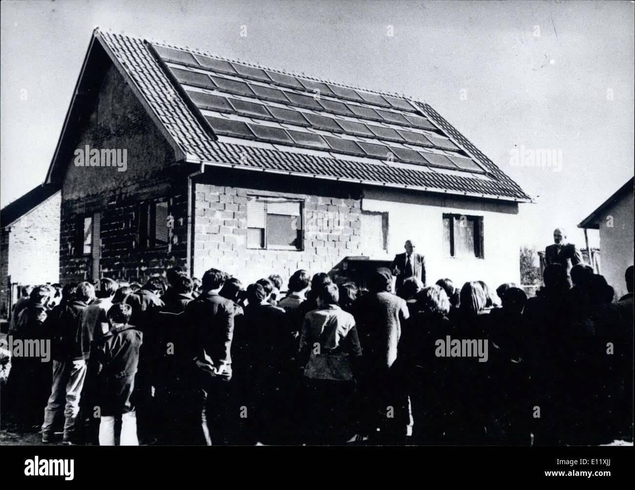 11. November 1980 - das erste '' Solar'' Dorf Haus in Jugoslawien: die erste Privatbesitz befindliches ''''-Solarhaus in Jugoslawien entstand im Dorf od KAc in der Nähe von Novi Sad (sozialistischen autonomen Provinz Vojvodina) und gehört zur Frau farment Zagorka Begovic. Orte der Solarzellen auf dem Dach des Hauses mit heißem Wasser zu versorgen, auch an bewölkten Tagen und bieten Heizung für alle Räume, Sachverständige der technischen Fakultät von Novi Sad wurden beim Bau des Hauses. Foto zeigt Dorfbewohner von Kac während der feierlichen Openingof des neuen Hauses. Stockfoto