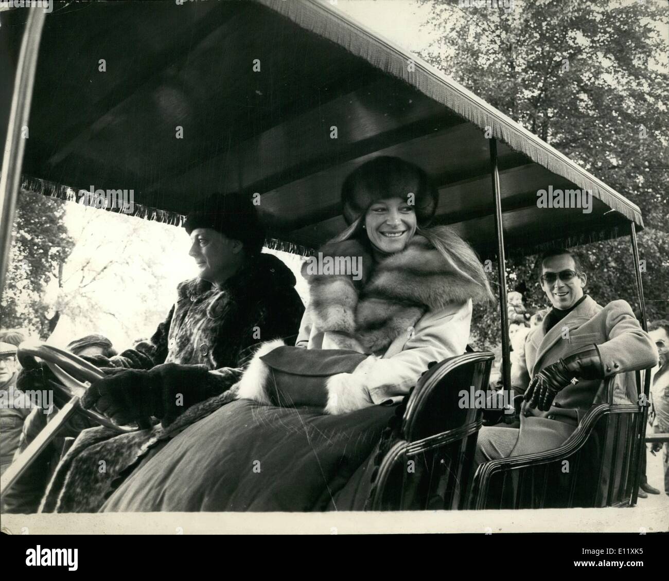 11. November 1980 - zweites Baby für Prinzessin Michael von Kent: Es wurde gestern angekündigt, als die 34-jährige Prinzessin Michael von Kent ihr zweites Kind im April nächsten Jahres erwartet. Sie soll in bester Gesundheit sein, und um es zu beweisen, nahmen sie und ihr Mann Prince Michael an der Rennstrecke London nach Brighton Teil. Sie haben 1900 einen Daimler mit Lord Montagu von Beaulieu. Das Foto zeigt Prinzessin Michael von Kent, mit ihrem Mann hinter ihr, als Lord Montagu von Beaulieu, der gestern einen 1900er Daimler in London nach Brighton fuhr. Stockfoto