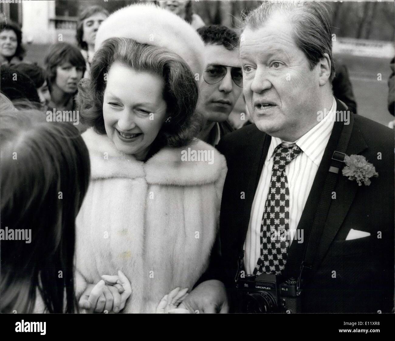 24. Februar 1981 - Lady Dianas Vater und Schritt Mutter im Palace: wurde die Verlobung von Prinz Charles und Lady Diana Spencer Stockfoto