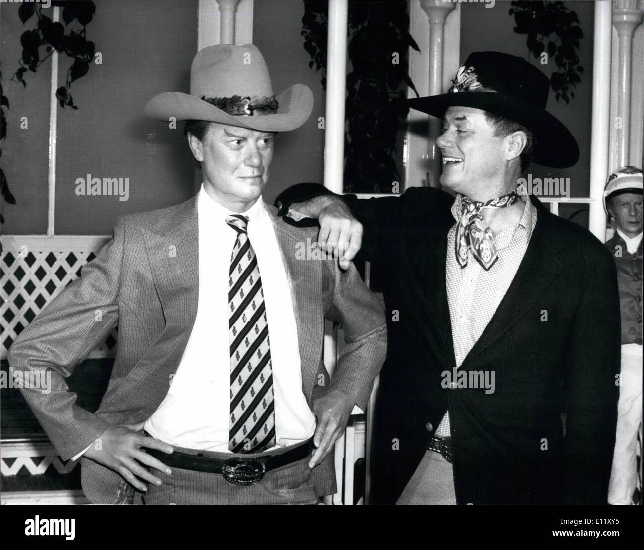 11. November 1980 - trifft j.r. j.r. Bei Madame Tussauds: Larry Hagman, j.r., der Dallas-Serie war bei Madame Tussaud zu seinem neuen Wachs-Porträt-bei seinem letzten Besuch in London im Juni er Madame Tussauds mit eine ganze Reihe von Kleidung präsentierte, einschließlich ein Statson Hut, westlichen Gürtel und Stiefel, präsentierte er ein Quadratfuß des Rasens von South Fork Ranch, Dallas, die neben seinem Ebenbild ausgestellt werden. Foto zeigt "Sie können nicht helfen, lachen", sagt Larry Hagman, als er mit seinem neuen Wachsmodell von sich selbst bei Madame Tussaud stellt heute. Stockfoto