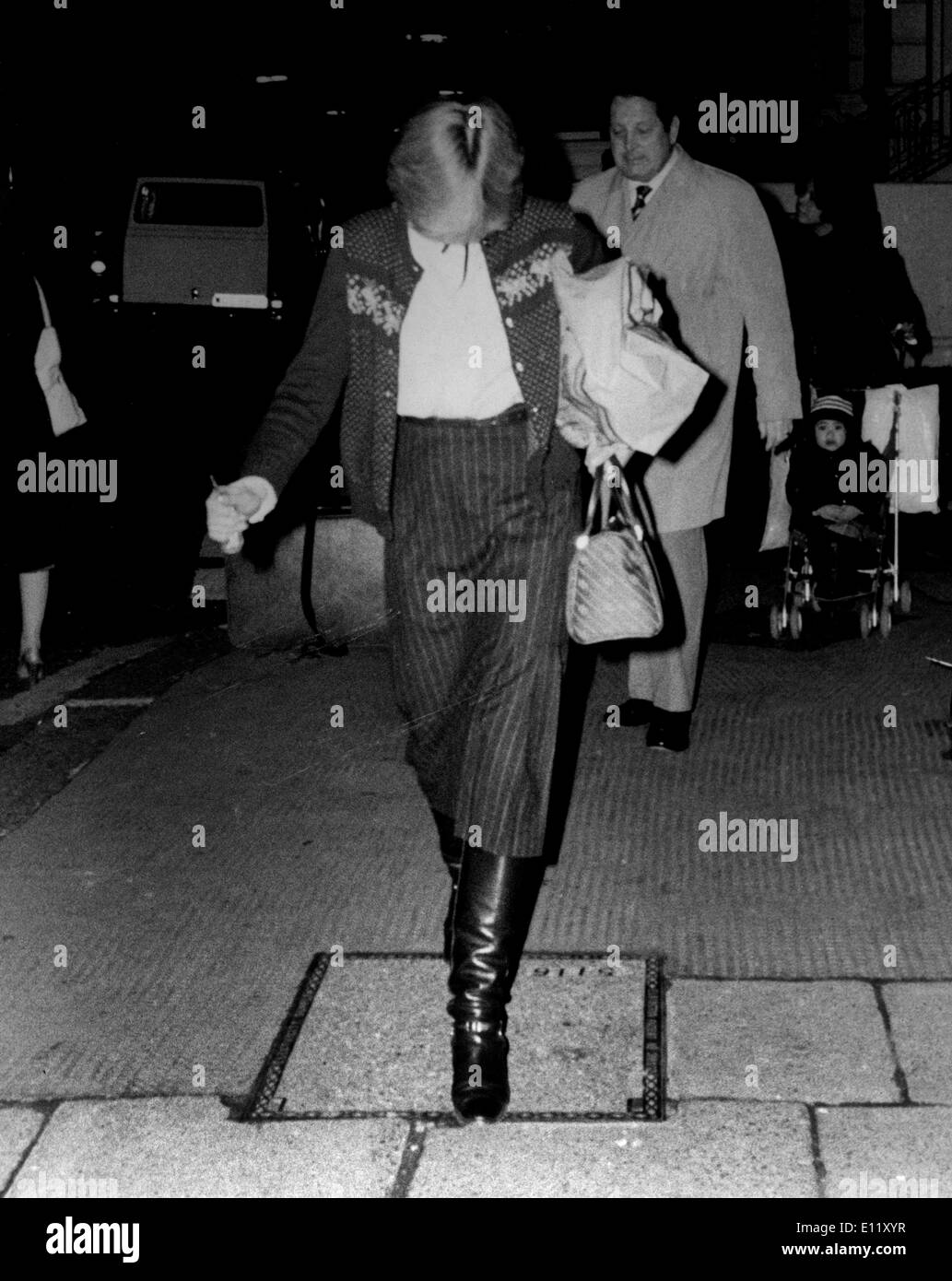 13. November 1980; London, England, Vereinigtes Königreich; DIANA SPENCER, 19, später bekannt als Prinzessin DIANA, Prinz Charles von Wales verheiratet, ist schüchtern ein Stockfoto