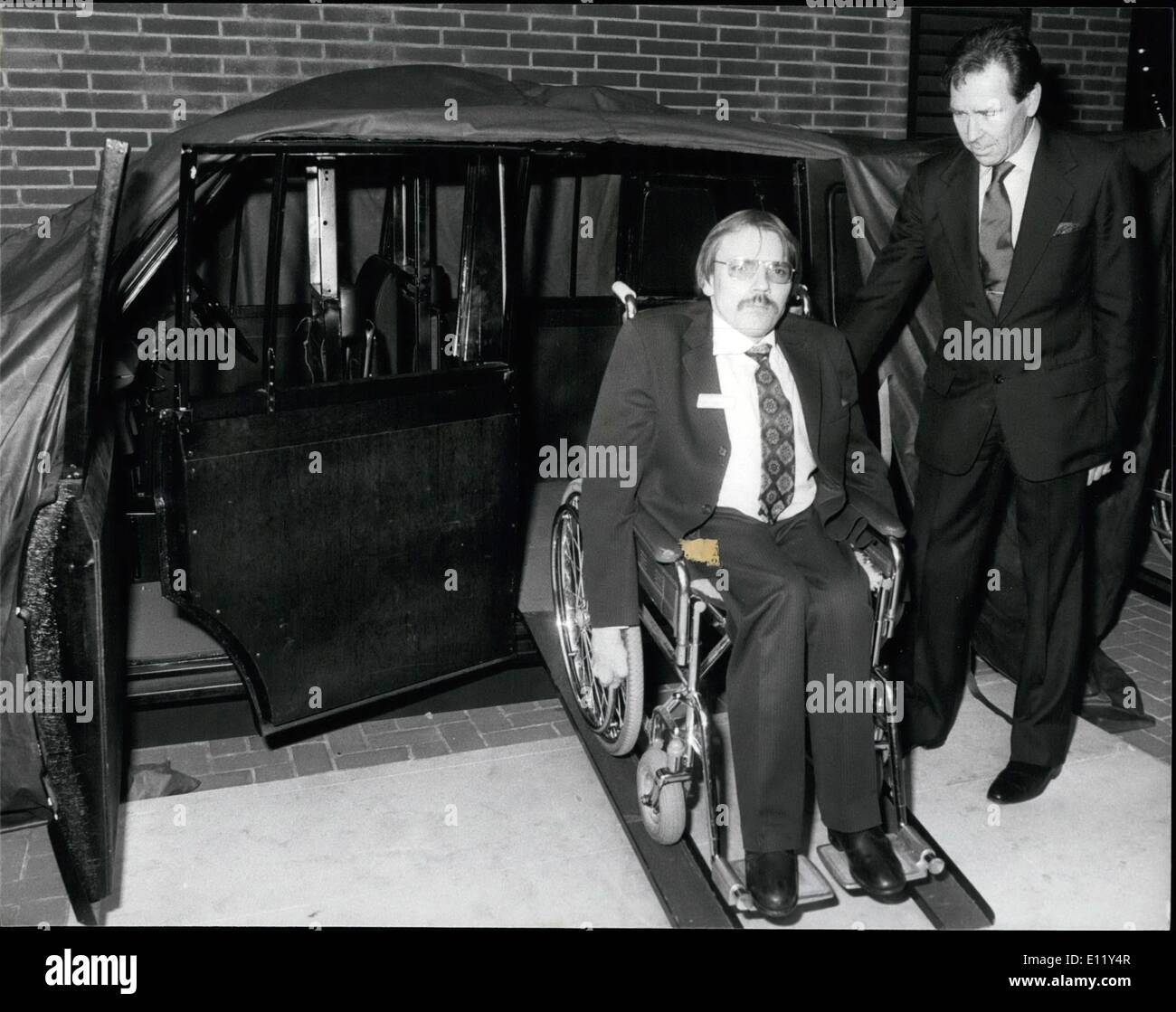 3. März 1981 - Snowdon auf Verkehrskonferenz ohne Handicap: RT Hon der Earl of Snowdon Präsident des internationalen Jahres der behinderten Menschen heute sprach bei der Eröffnung eines Tages nationale Konferenz "Transport ohne Handicap" in der Aula, Kensington Town Hall London W, 8. 550 Delegierten Verkehrsunternehmen und Planer zusammen mit deaktiviert Verkehrsnutzer selbst getroffen, um die besonderen Probleme diskutieren, die Verwendung von Transport behinderter , und wie Transport besser gemacht werden kann, um ihre Bedürfnisse zu erfüllen. Bild zeigt Taxi für Behinderte Stockfoto