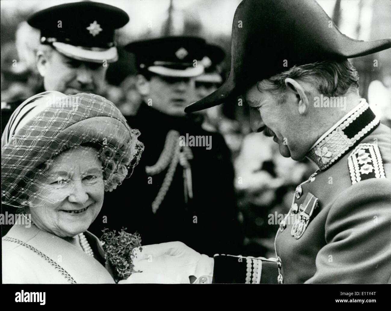 3. März 1981 - Königin-Mutter besucht St. Patricks Day Zeremonie Chelsea Barracks: London, Queen Elizabeth, die Königinmutter, Gestern besuchte ein Auge der St. Patricks Day Zeremonie am Chelses Kaserne, wo sie Shamrock t0o Männer der 1. Bn Irish Guards präsentiert. Bild zeigt: Die Königin-Mutter erhält ein Frühling Kleeblatt von Quartiermeister Major Ray Cowap Chelsea Barracks gestern. Stockfoto