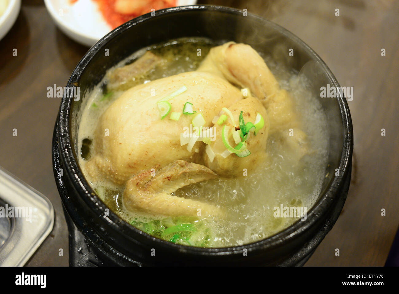Hühnersuppe, koreanische Küche. Stockfoto