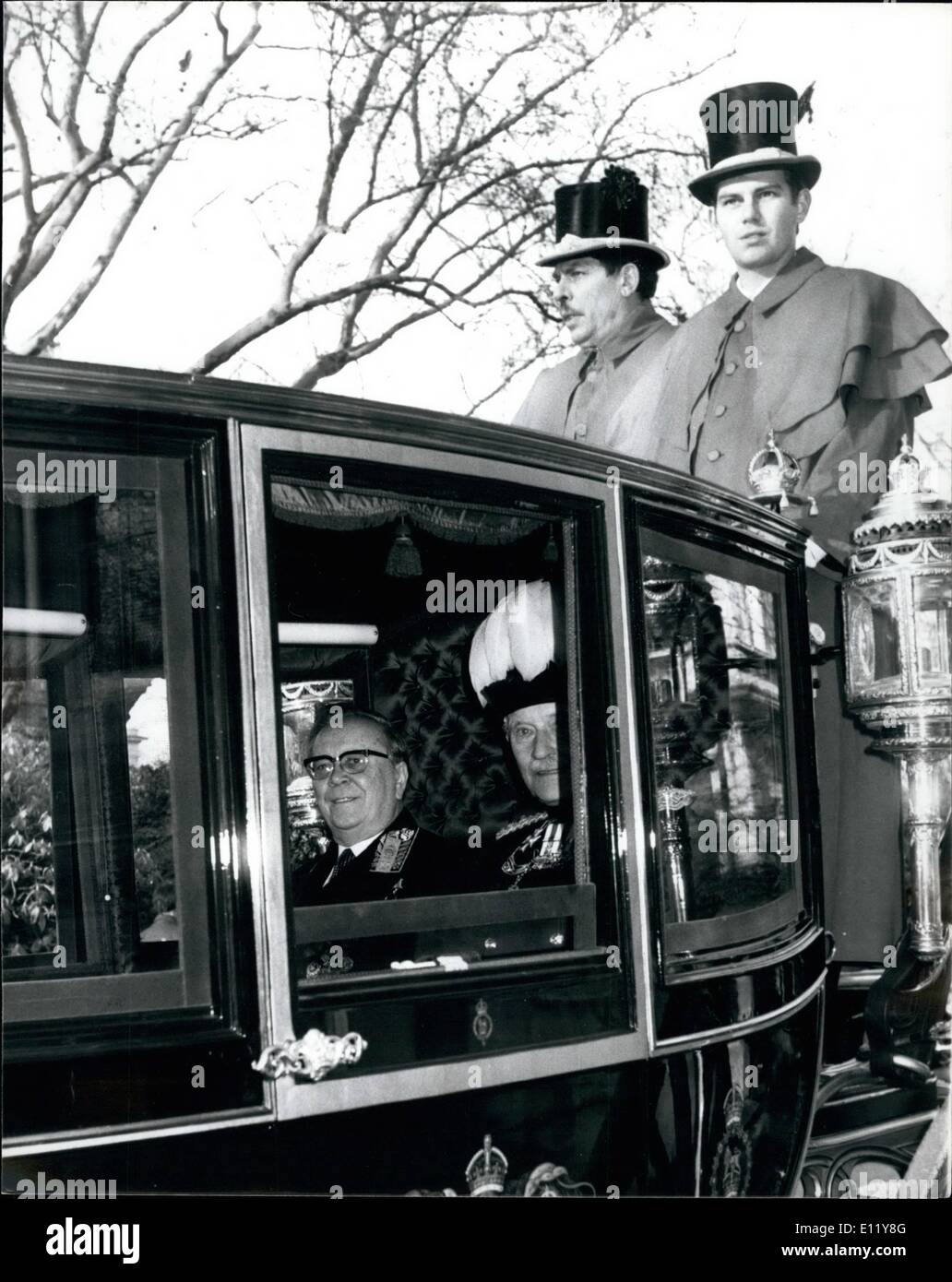 12. Dezember 1980 - neue russischer Botschafter präsentiert seine Entials: die neue russische Botschafter in London, Monsieur Victor I Popov, Stockfoto