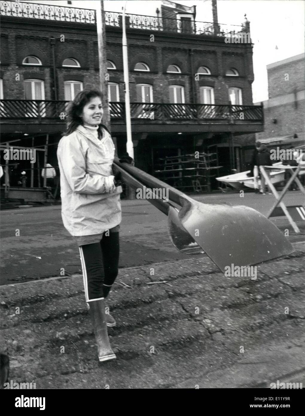 12. Dezember 1980 - Susan Brown konnte werden die ersten Frauen In The Oxford und Cambridge Boat Race: Susan Brown, 22, ein Oxford Nichtgraduierter gekippt wird, wurden die ersten Frauen in der Oxford-Cambridge Boat Race am 4. April nächstes Jahr in der 152 jährigen Geschichte des Ereignisses zu konkurrieren. Auf der Themse in Putney am Samstag Vierer sie Diana, eines der zwei Oxford Studie Boote, um ein wertloser Sieg als der Rivale alle männlichen Boot. Charles versenkt in den stürmischen Bedingungen, so dass das trial Rennen heute wieder stattfinden wird. Eine große Sache in Susan Brown dafür ist ihr Gewicht. 5 ft 5 in groß. Sie wiegt nur 6ft 8lbs Stockfoto