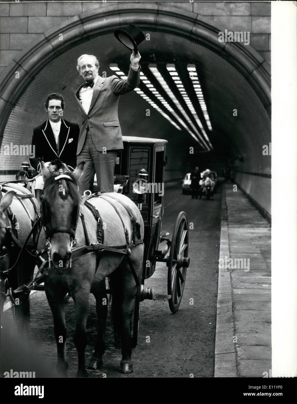 2. April 1981 - 2. April 1981 der Rotherhithe-Tunnel wieder geöffnet. Der 73 Jahre alte Rotherhithe-Tunnel unter der Themse eröffnet heute im Anschluss an einer achtmonatigen Facelift während, die Greater London Council ultra-moderne Lüftung hat und Beleuchtung zu einem Preis von 3 Millionen. Der Tunnel war ursprünglich für Pferdekutsche Verkehr, also anlässlich der Wiedereröffnung Sir Horace Cutler, Anführer der CLC errichtet, vom Reiten durch sie ein Coach und Pferde offiziell eröffnet Stockfoto