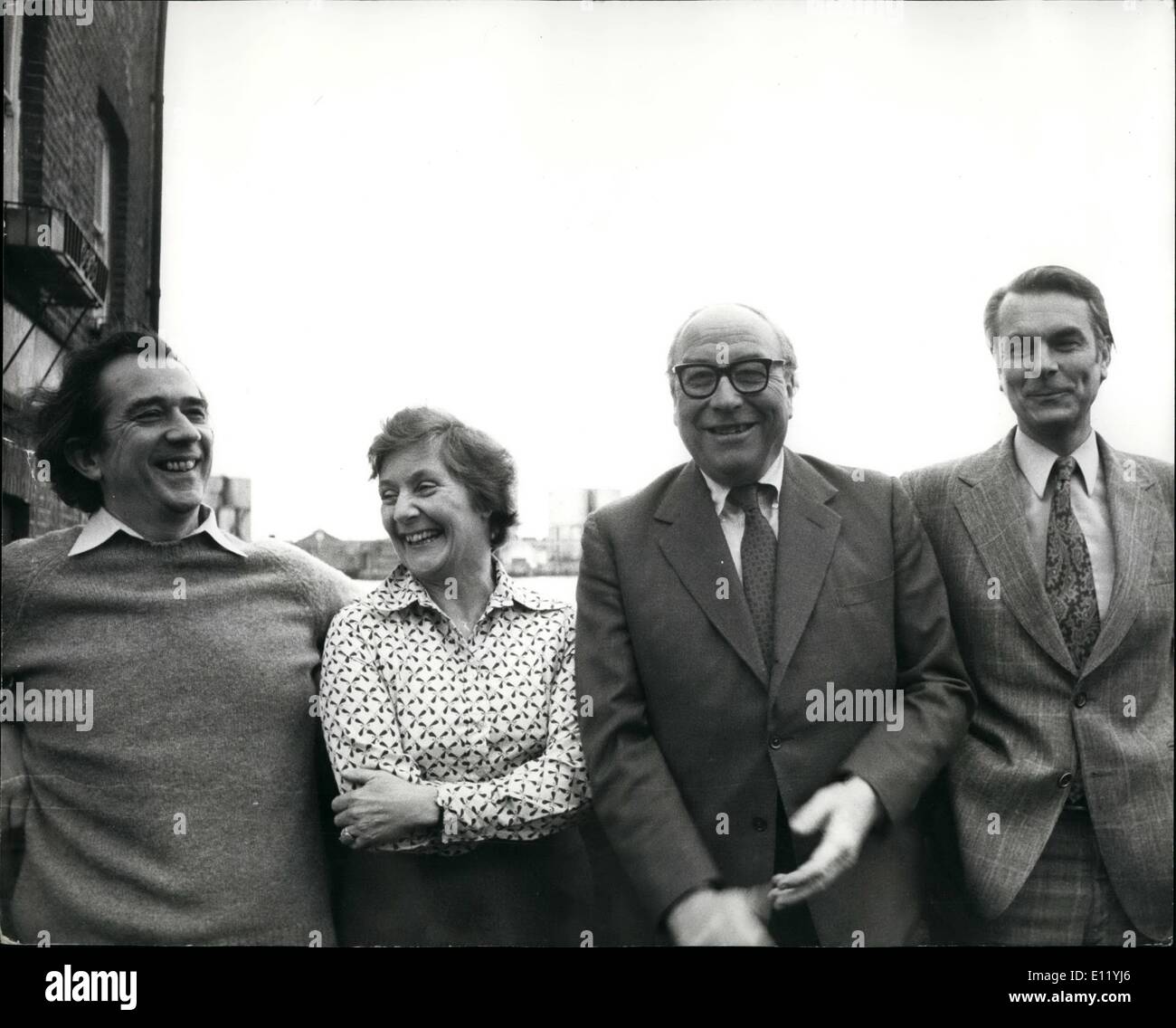1. Januar 1981 - "Gang of four'' Start Sozialdemokratische Fraktion: In einer potentiell bedeutsame Entwicklung für die britische Politik der Prototyp einer neuen radikalen Partei startete gestern Abend von vier ehemaligen Arbeitsminister nach einem anderen großen Niederlage her ihr Recht - Flügel von der linken auf spezielle Arbeitskonferenz im Wembley-Stadion am Samstag. Ein Körper, genannt '' Rat für soziale Demokratie '' gab vier Herr Roya Jonkins, ehemaliger stellvertretender Gewerkschaftsführer und die sogenannte '' Bande von Skiathlet '', Frau Shirley Williams, Dr. David Owen und Herr William Rodgers Stockfoto 1. Januar 1981 - "Gang of four'' Start Sozialdemokratische Fraktion: In einer potentiell bedeutsame Entwicklung für die britische Politik der Prototyp einer neuen radikalen Partei startete gestern Abend von vier ehemaligen Arbeitsminister nach einem anderen großen Niederlage her ihr Recht - Flügel von der linken auf spezielle Arbeitskonferenz im Wembley-Stadion am Samstag. Ein Körper, genannt '' Rat für soziale Demokratie '' gab vier Herr Roya Jonkins, ehemaliger stellvertretender Gewerkschaftsführer und die sogenannte '' Bande von Skiathlet '', Frau Shirley Williams, Dr. David Owen und Herr William Rodgers Stockfoto