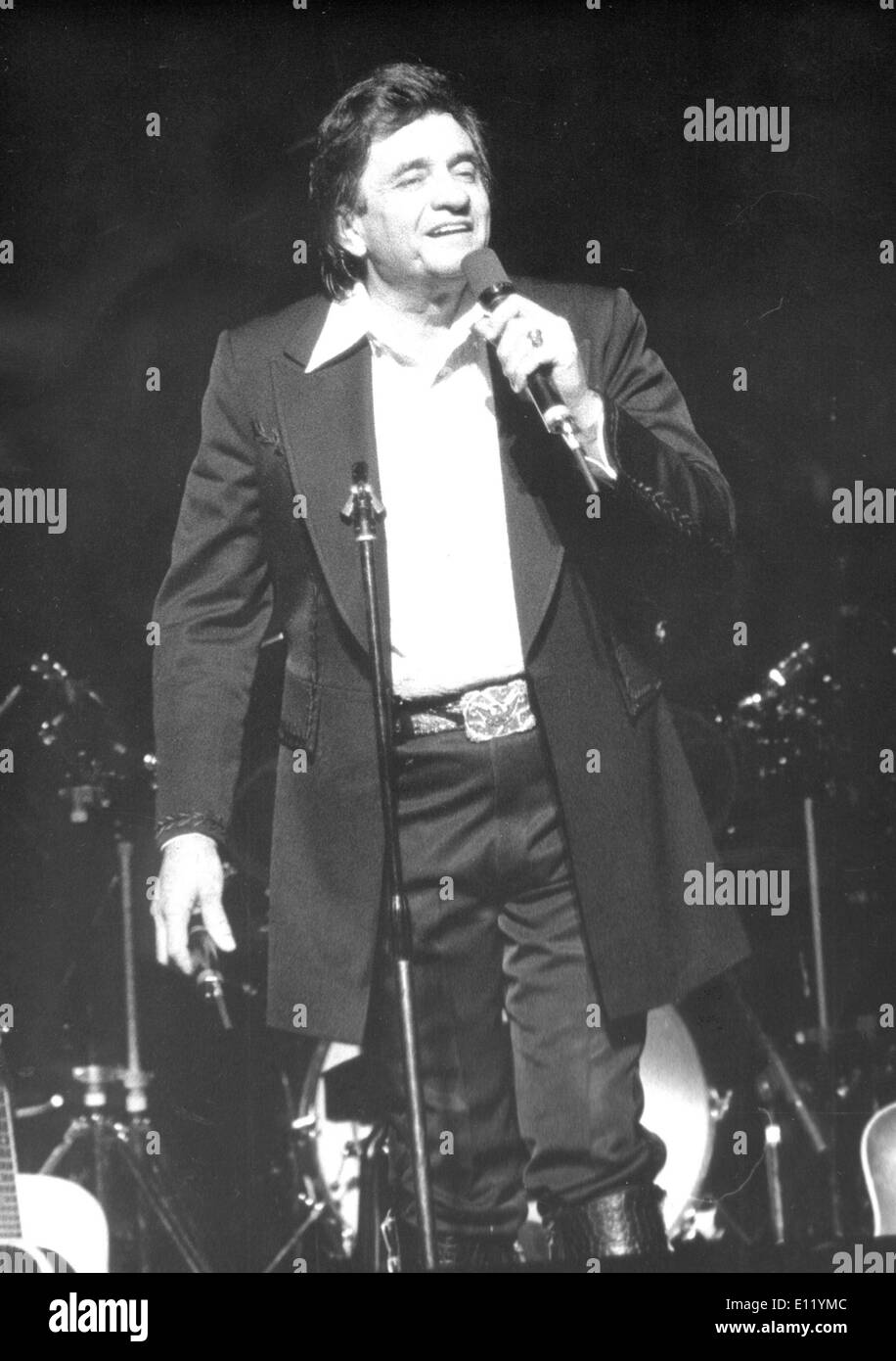 Sänger Johnny Cash führt im Konzert Stockfoto