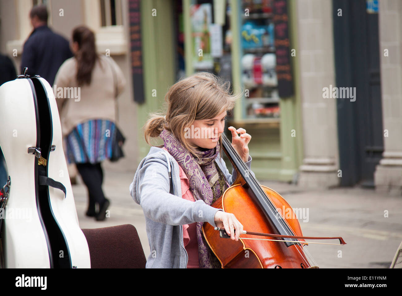 Eine junge Dame spielt Cello um Geld für wohltätige Zwecke im Zentrum von York, England. Stockfoto