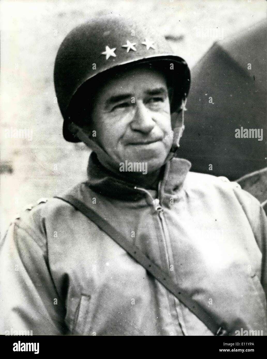 4. April 1981 - stirbt GENERAL OMAR BRADLEY im 88. US ARMY GENERAL OMAR BRADLEY, die mehr als 1 Million Alliierten Truppen in Europa während des 2. Weltkrieges starb in New York gestern Abend bei einem Besuch mit seiner Frau Kitty zum exklusiven 21 Club befohlen Bradley war der letzte amerikanische fünf-Sterne General und Oberbefehlshaber der US-Truppen in der Normandie am d-Day verbleit war. FOTOSHOWS: GENERAL OMAR BRADLEY abgebildet in der Normandie im Jahr 1944 Landung. Stockfoto 4. April 1981 - stirbt GENERAL OMAR BRADLEY im 88. US ARMY GENERAL OMAR BRADLEY, die mehr als 1 Million Alliierten Truppen in Europa während des 2. Weltkrieges starb in New York gestern Abend bei einem Besuch mit seiner Frau Kitty zum exklusiven 21 Club befohlen Bradley war der letzte amerikanische fünf-Sterne General und Oberbefehlshaber der US-Truppen in der Normandie am d-Day verbleit war. FOTOSHOWS: GENERAL OMAR BRADLEY abgebildet in der Normandie im Jahr 1944 Landung. Stockfoto