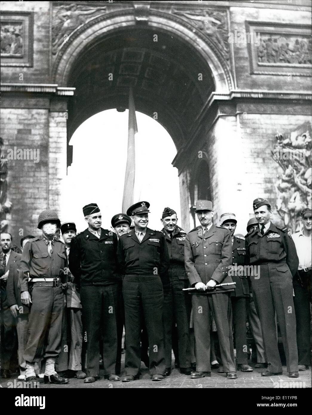 4. April 1981 - General Omar Bradley stirbt mit 88.: US Army Omar Bradley, der über 1 Million Alliierten Truppen in Europa während des 2. Weltkrieges befehligte, starb in New York gestern Abend bei einem Besuch mit seiner Frau Kitty in den exklusiven Club 21. Bradley war der letzte amerikanische fünf-Sterne General und Oberbefehlshaber der US-Streitkräfte die Normandie am d-Day gelandet war. das Foto zeigt General Eisenhower begleitet von General Bradley, links, und General Koenig von Frankreich, wie sie im August 1944 unter dem Bogen de Triomphe passieren. Stockfoto 4. April 1981 - General Omar Bradley stirbt mit 88.: US Army Omar Bradley, der über 1 Million Alliierten Truppen in Europa während des 2. Weltkrieges befehligte, starb in New York gestern Abend bei einem Besuch mit seiner Frau Kitty in den exklusiven Club 21. Bradley war der letzte amerikanische fünf-Sterne General und Oberbefehlshaber der US-Streitkräfte die Normandie am d-Day gelandet war. das Foto zeigt General Eisenhower begleitet von General Bradley, links, und General Koenig von Frankreich, wie sie im August 1944 unter dem Bogen de Triomphe passieren. Stockfoto