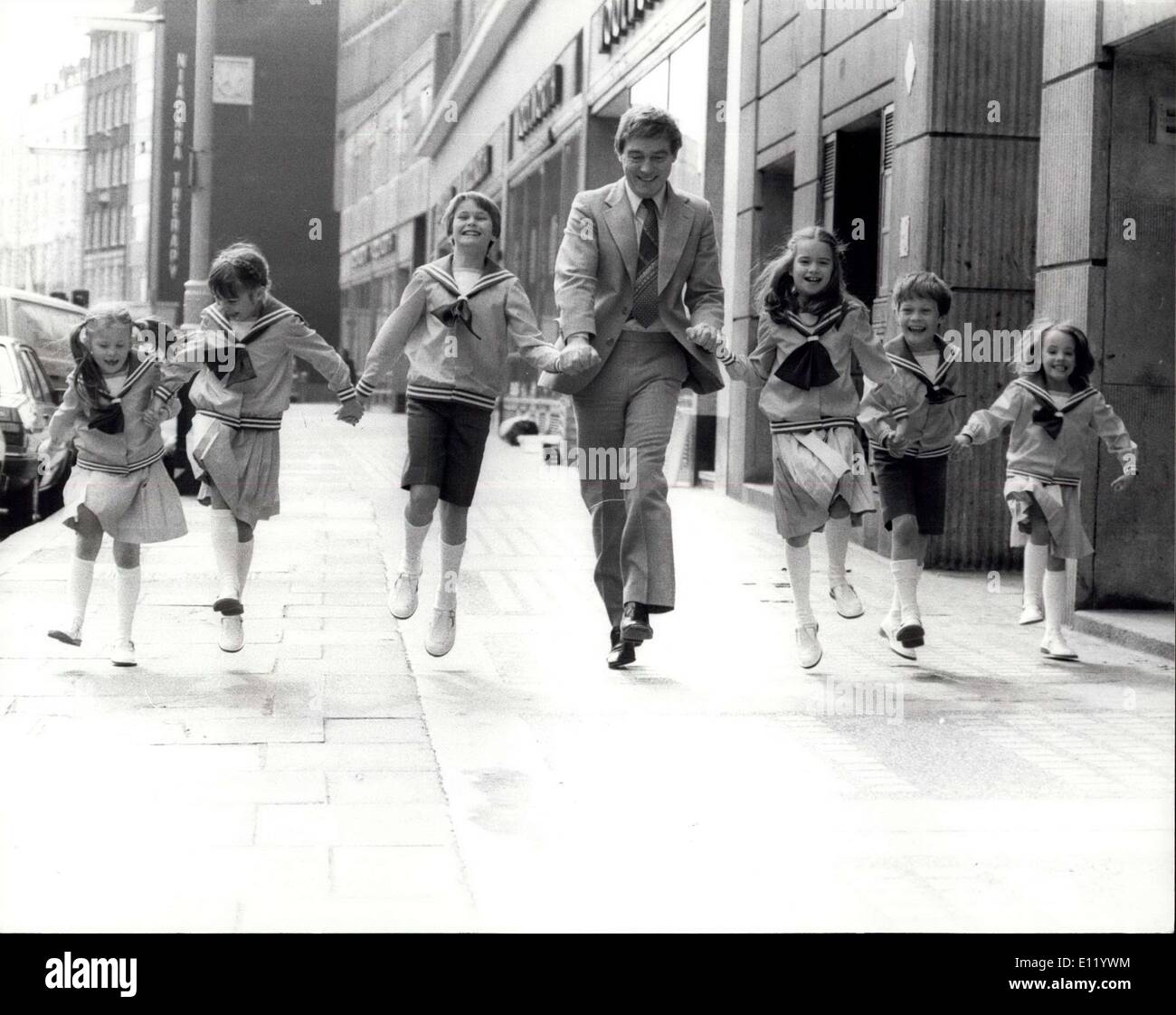 14. April 1981 - Michael Jayston in'' The Sound of Music'' Star: Schauspieler Michael Jayston hat in das begehrte Rolle der Kapitän von Trapp in der legendären musikalischen '' The Sound of Music'' am Apollo Victoria Theatre am 17. August öffnet gegossen worden. Nach einer sechsmonatigen Suche Michael schließt sich der Besetzung neben Petula Clark und Ehre Balckman. Er war im Theater heute mit einigen der Mädchen, die Aldo kommissioniert wurden, erscheinen in dem Musical Stockfoto