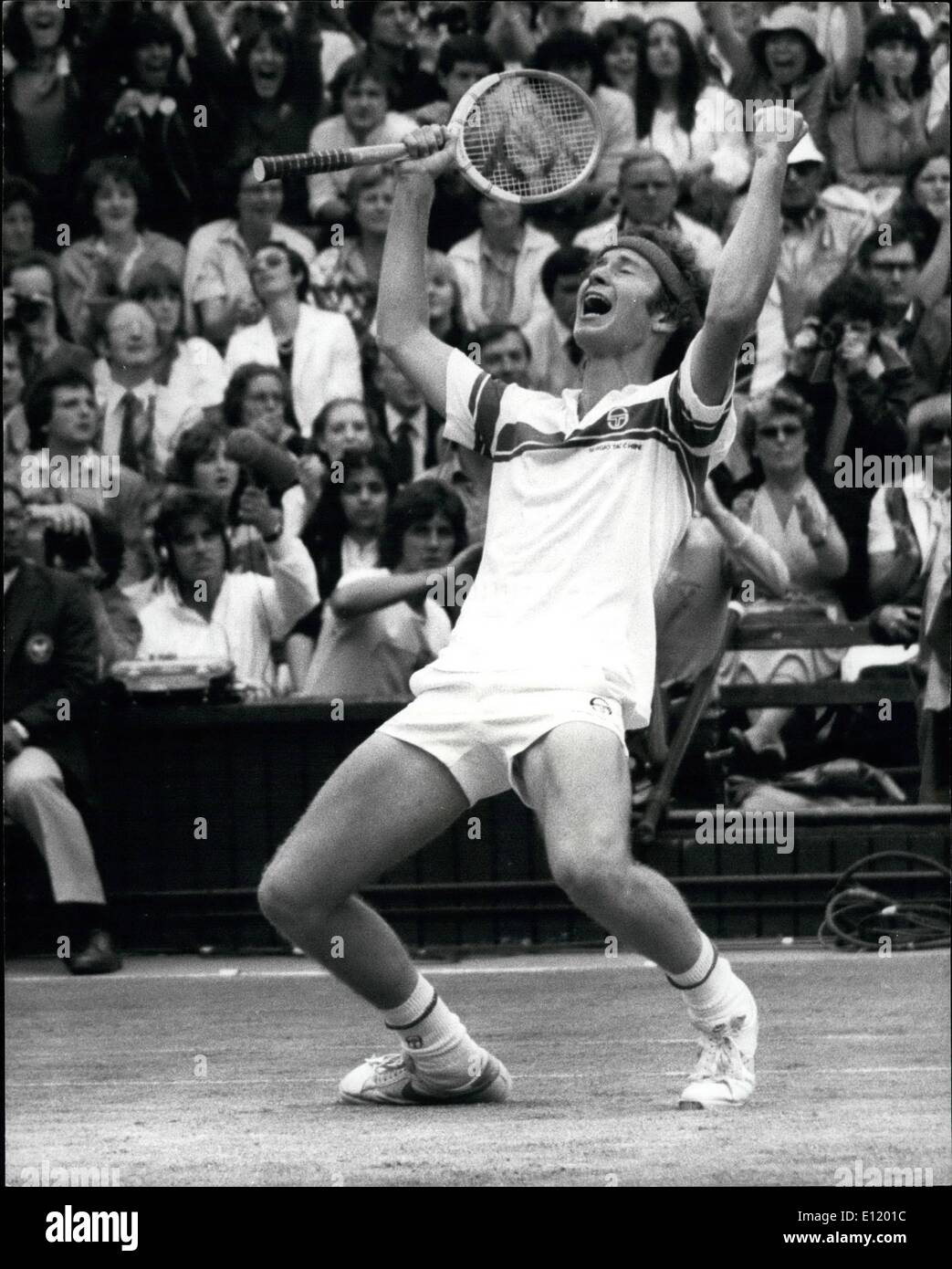 7. Juli 1981 - McEnroe gewinnt den Wimbledon-Titel: US-Amerikaner John McEnroe wurde der Wimbledon-Sieger am Samstag als er der Inhaber des Titels für die letzten fünf Jahre schlug, Bjorn Borg. 6-4, 6-7, 6-7, 4-6. Foto zeigt John McEnroe im Moment des Sieges nach dem Gewinn der Männer Einzel-Titel auf dem Centrecourt in Wimbledon. Stockfoto