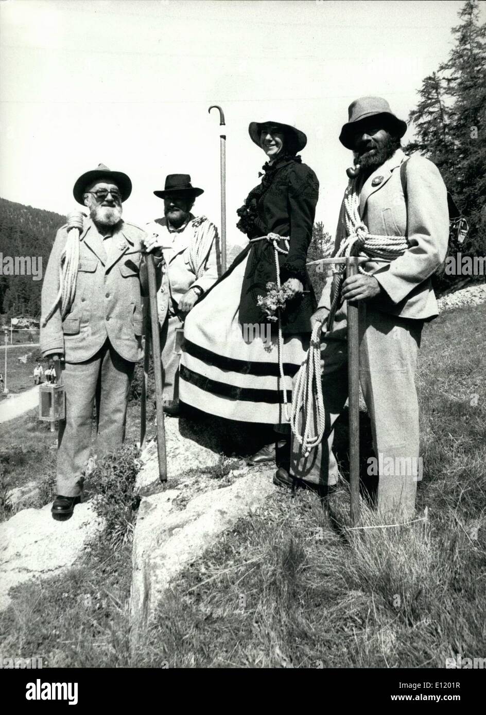 7. Juli 1981 - Triple Jubiläum In Pontresina (Engadin) 110 Jahre Bergführerverband Pontresina, 75 Jahre Schweizerischer Verband der Berg führt, und 20 Jahre Bergsteigerschule Pontresina sind Jubiläen Engadiner Dorfes Pontresina Wochenende gefeiert hat. OPS Bergsteigen Praxis auf Morteratschgletscher und '' Bergsteigen Mode vor 100 Jahren", zeigte sich von einer Gruppe in der Festival Prozession. Stockfoto