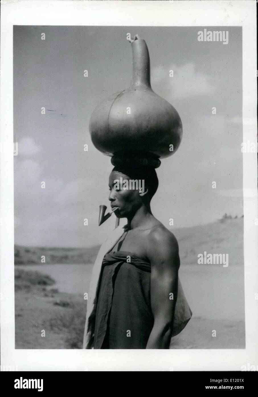 7. Juli 1981 - Frauen des Stammes Muhutu mit einer Kalebasse auf dem Kopf. Stockfoto