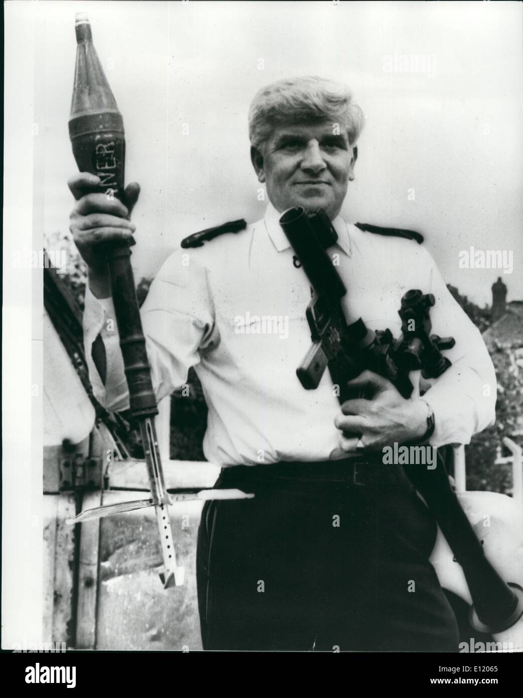 5. Mai 1981 - Raketenwerfer Ruc nutzen: Eine Flucht Terrorist wurde gestern Abend, als die Polizei in West Belfast beschlagnahmte einen sowjetischer RPG-7-Raketenwerfer und ein Armelite Gewehre, verwundet. Die Arme wurden in einem gestohlenen Auto in der Falls Road Gegend entdeckt. Polizei bewaffnet mit Maschinenpistolen, Kräfte, die das Auto von der Straße, der Fahrer verhaftet wurde und der andere Mann erschossen und ins Krankenhaus gebracht, als er versuchte, durch laufen weg von dem Auto entkommen Stockfoto