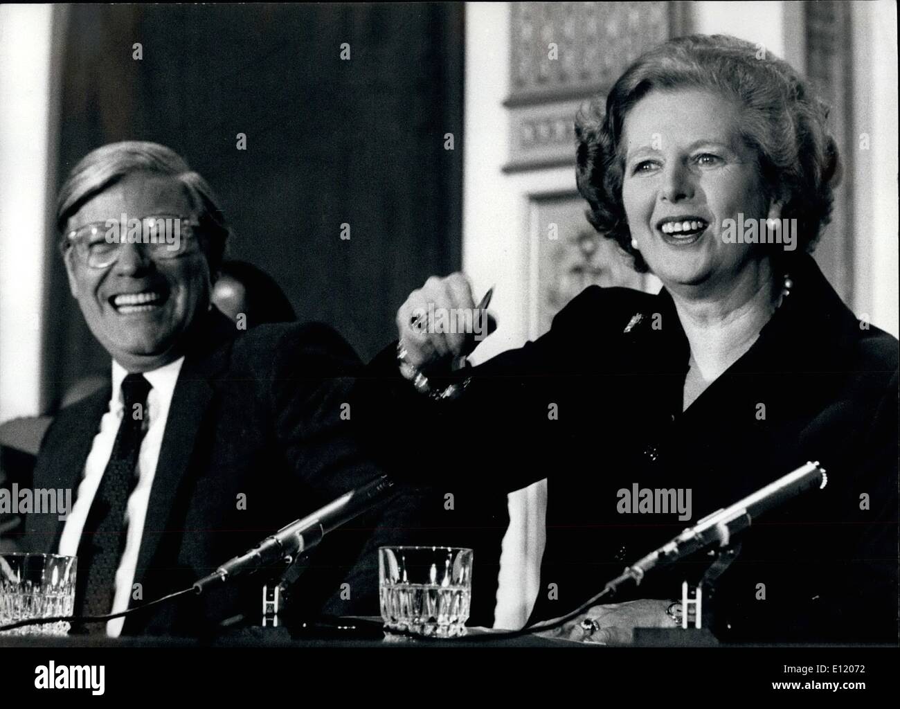 5. Mai 1981 - '' Wir sind immer noch Freunde '' sagen Frau Thatcher.: Herr Schmidt Reaktion gestern mit Belustigung auf Frau Thatcher Antwort "Ja, wir sind" auf die Frage, ob die beiden Länder nun Freunde waren. Der Bundeskanzler beobachtet: "sie sagt es ''. Dies war bei der Pressekonferenz nach zweitägigen Gesprächen in Chequers. Stockfoto