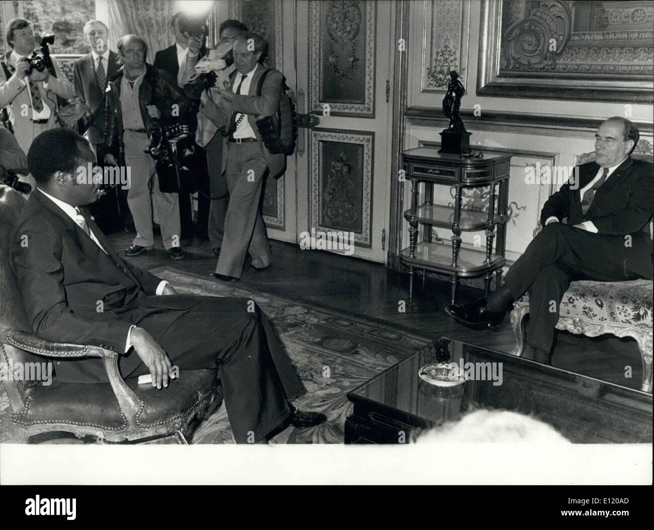 24. Juli 1981 - Vereinigte Afrika Organisation Sekretärin Edem Kodjo mit Mitterand. Stockfoto
