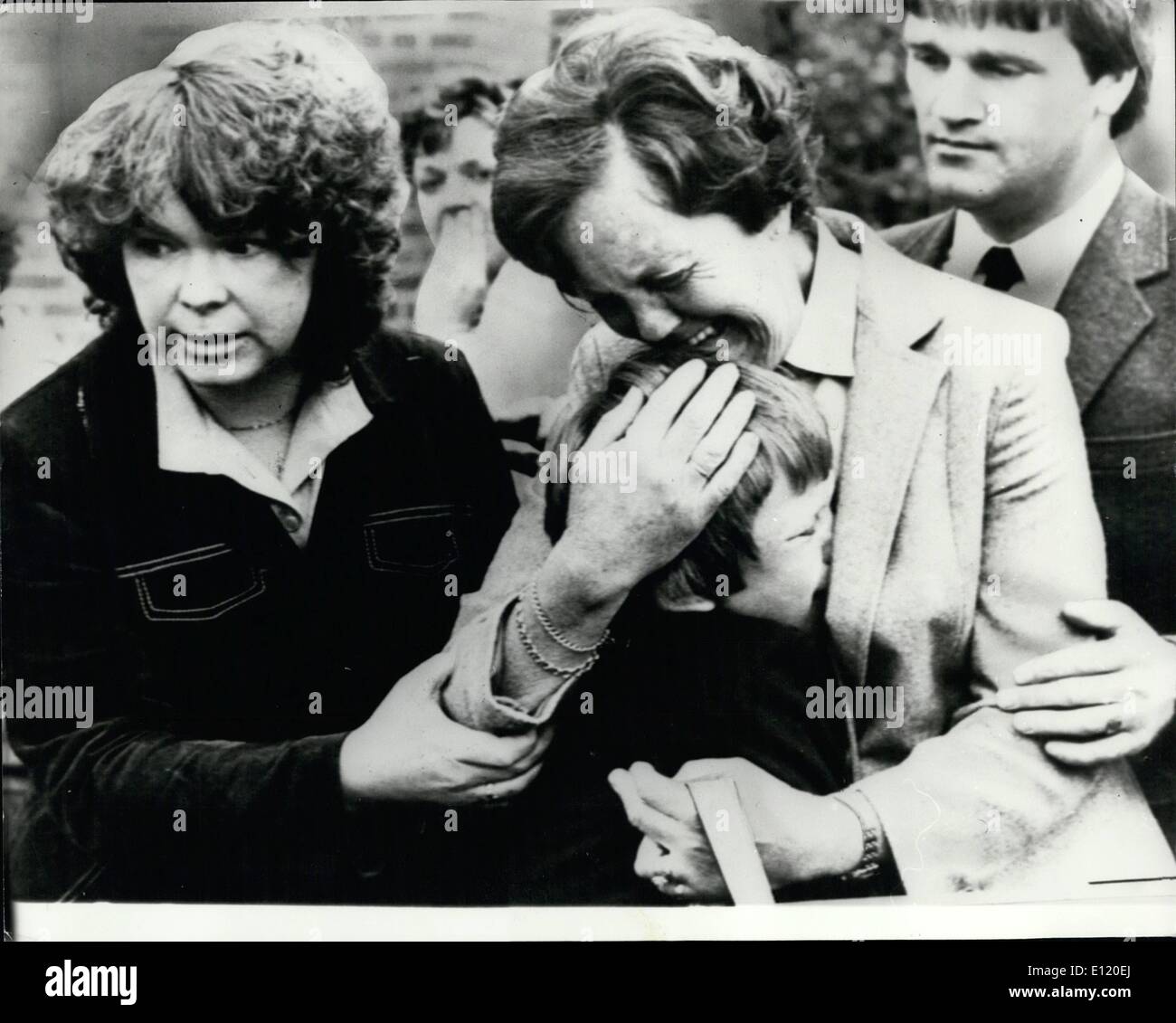 5. Mai 1981 - eine Mutter die Angst: wie die Gewalt in n Irland weiter die Angst auf eine Mutter Gesicht bei der Beerdigung des jüngsten Opfer der Unruhen zeigt. Die Mutter von Constable Garry Martin, 28, der getötet wurde, als ein Sprengfallen gefangen Lowry in Belfast sprengten tröstet seinen 9-jährigen Bruder Darren bei der Beerdigung. Stockfoto