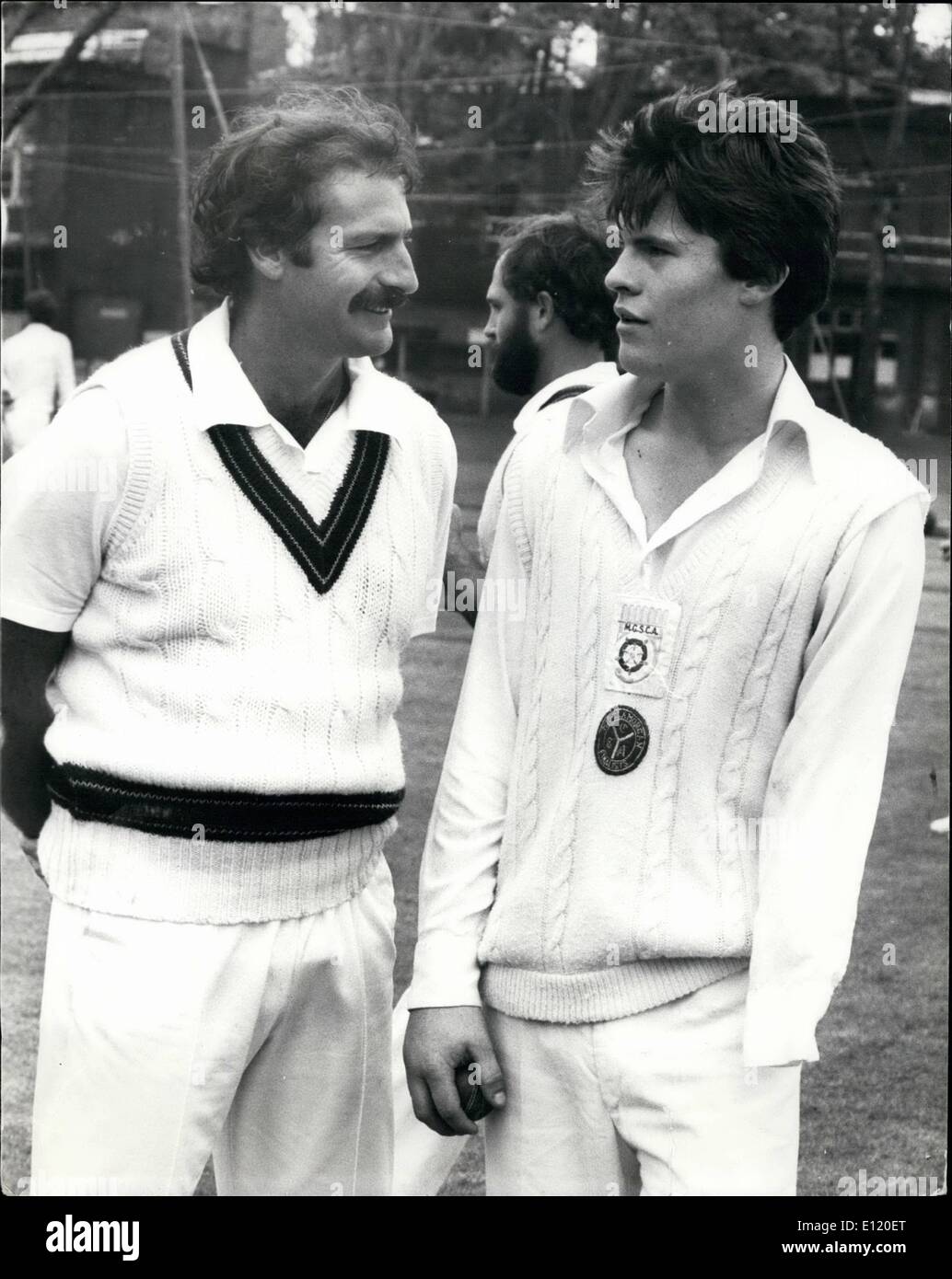 5. Mai 1981 - einarmigen Paul Crump trifft sein Idol Dennis Lillee: Paul Crump, der einarmige 16 jährige von Merthyr, das Bodenpersonal an Herrn beigetreten ist sein Held traf gestern als die australische Cricket-Team waren bei Herrn üben gestrigen. Es war der weltweit größte Bowler Dennis Lillee. Das Foto zeigt schnelle Bowler Dennis Lillee gesehen während seiner Chat mit Paul Crump, 16, bei Herrn gestrigen. Stockfoto