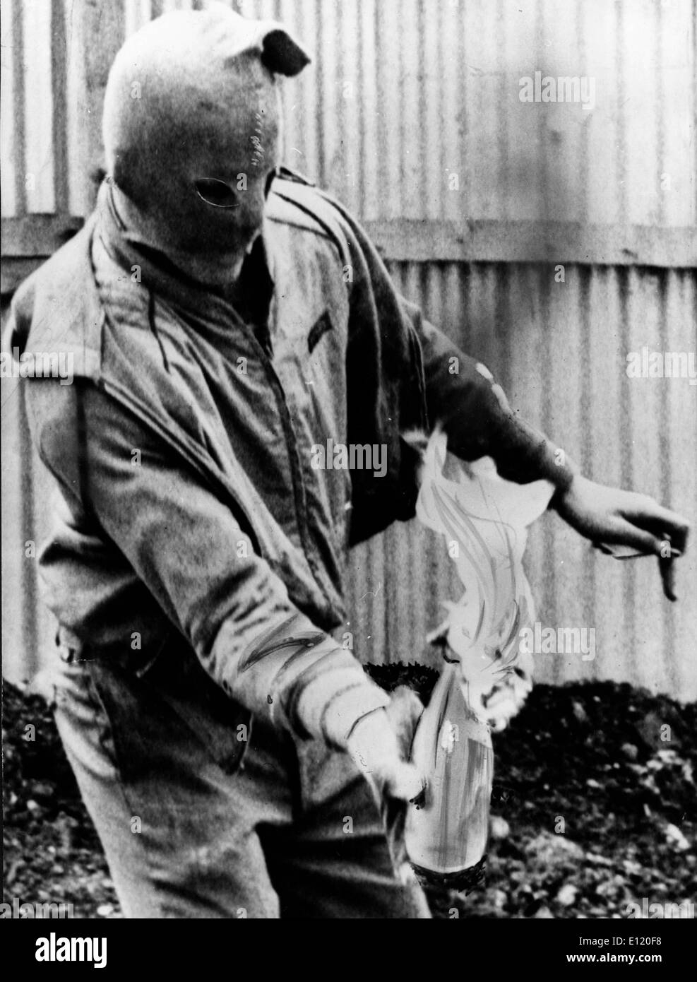 Fury brach in den Straßen von Belfast nach dem Tod des verurteilten Terroristen BOBBY SANDS, starb im Gefängnis nach dem Fasten Stockfoto