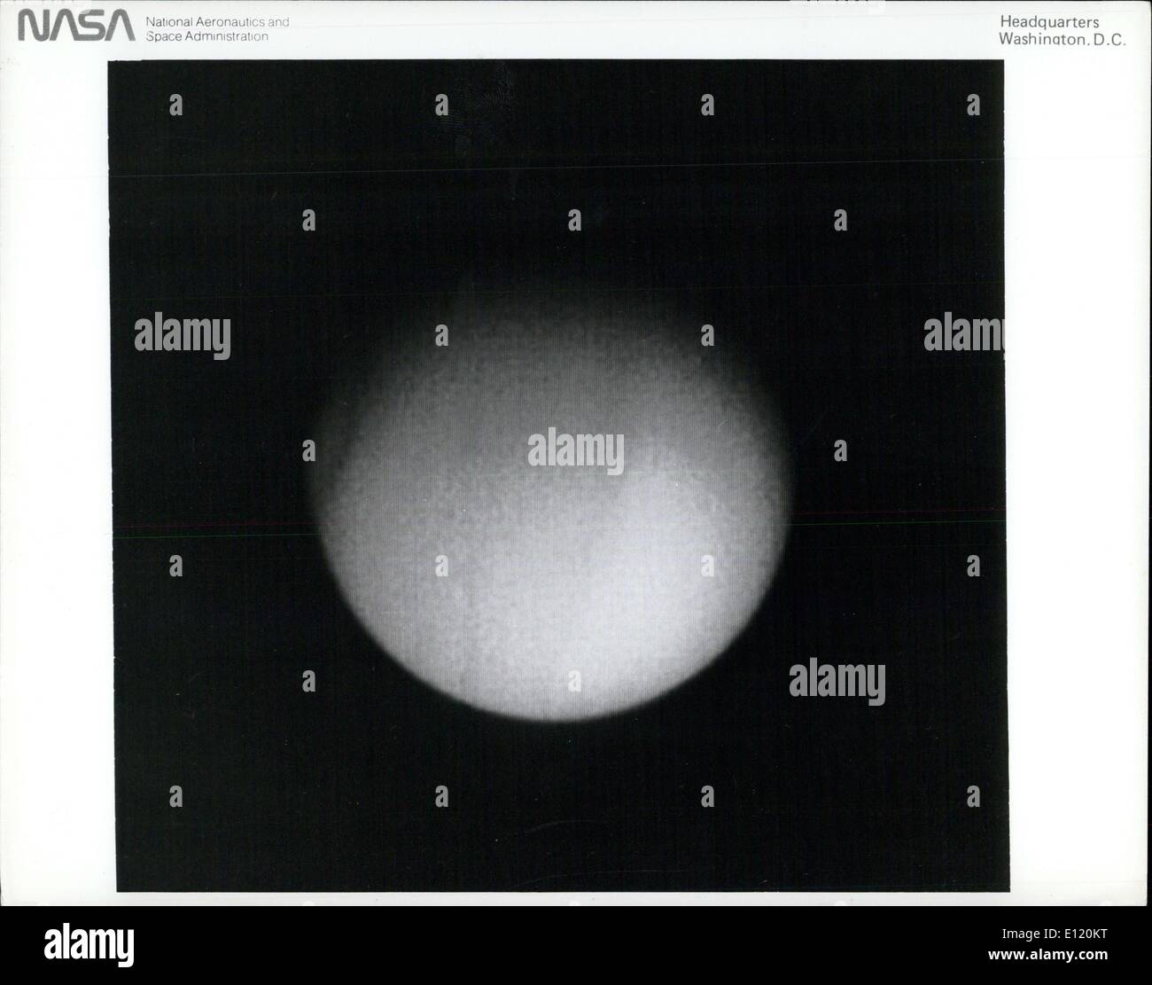 25. August 1981 - erhalten Voyager 2 Diese Ansicht von Titan, Saturns größte Satellit, Aug. 22 aus einer Palette von 4,5 Millionen Kilometer (2,7 Millionen Meilen). Violett, blau und grün Einzelbilder wurden kombiniert, um dieses Foto zu machen, in welcher, das Cloud Features der Wolkenbänder parallel zum Äquator bestehen. Es ist der Vorschlag eines nördlichen Hepisphere Features Diagonale verwendet, um dieses Foto zu komponieren. Das Voyager-Projekt wird für die NASA vom Jet Propulsion Laboratory, Pasadena, Kalifornien geleitet. Stockfoto