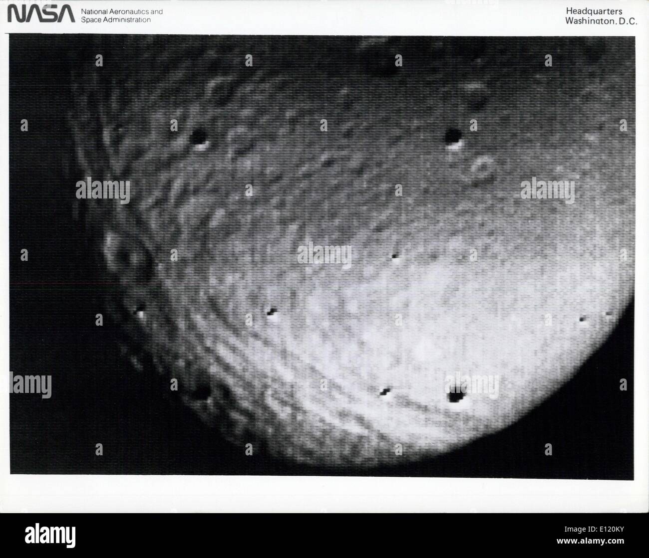 26. August 1981 - erhielt Voyager 2 diese Sicht auf dem Saturnmond Tethys am 25 Aug. aus einer Entfernung von 540.000 Kilometer (335.000 Meilen). Es zeigt die zahlreichen Einschlagskrater und Schuld Täler einer sehr alten Oberfläche. Tethys selbst ist 1.090 km (675 mi.) im Durchmesser, und die große Kluft gesehen an der Spitze dieses Bildes erstreckt sich 1.700 km (1.050 mi.) auf halbem Weg über den Satelliten. Der größte Einschlagkrater sichtbar hier ist 9 km (55mi.) im Durchmesser. Das Voyager-Projekt wird für die NASA vom Jet Propulsion Laboratory, Pasadena, Kalifornien geleitet. Stockfoto