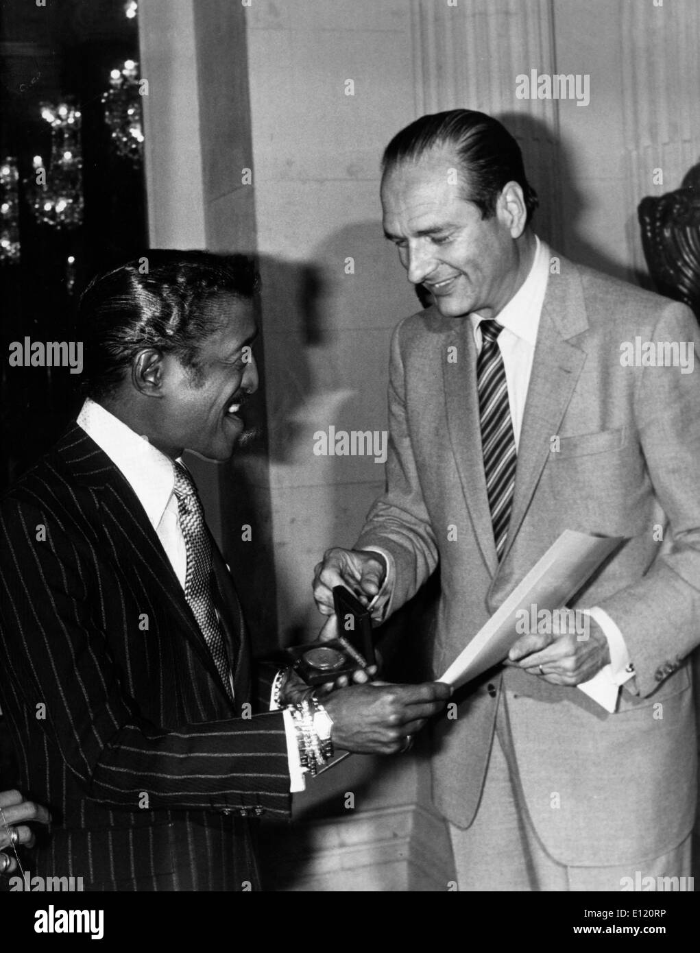 Sammy Davis Jr. erhält Auszeichnung von Jacques Chirac Stockfoto
