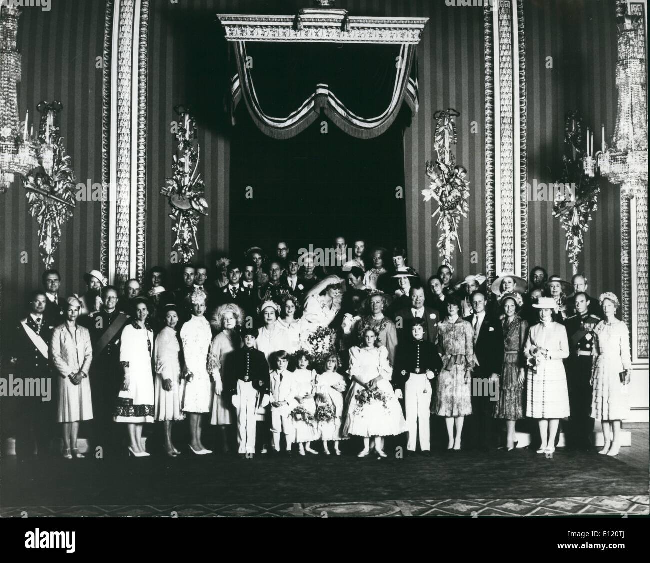 6. Juni 1981 - die königliche Hochzeit-Gruppe: Prinz Charles teilt einen Witz mit seiner Braut, wie sie für ein Familienfoto im Thronsaal des Buckingham Palace darstellen. Stockfoto