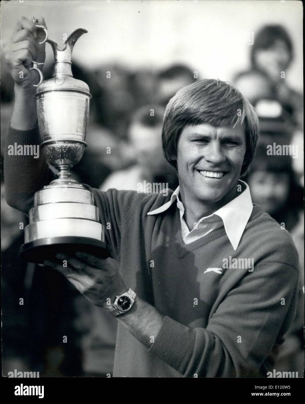 6. Juni 1981 - Texaner Bill Rogers gewinnt die British open. Triumph für die Texaner Bill Rogers, 29, wie er die Open Championship Trophy statt, nachdem ein Viertakt-Sieg bei Royal St. George's, Sandwich, Kent, gestern. Er hatte eine letzte Runde von 71 für ein Aggregat 72 Loch 276, mit Berhnard Langer der Bundesrepublik Deutschland den zweiten Platz auf 280. Stockfoto