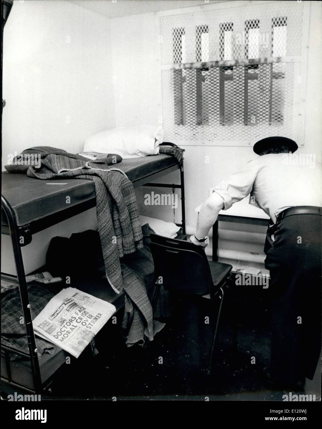 6. Juni 1981 - Inside The Maze Prison Belfast: Forderungen von Hungerstreikenden im Labyrinth-Gefängnis wurden entlassen von Personal als ein Versuch, das Gefängnis in einem '' terroristischen Trainingslager '' drehen, und sie zeigte Herr Barry O'Brien der London-Korrespondent der Daily Telegraph, bei seinem exklusiven Besuch in das Labyrinth, terroristische Trainingsgeräte von IRA-Gefangenen, bevor sie die Sonderkategorie verloren gemacht sie wollen Ragain. Er sah realistische Holz- und Metallverarbeitung Nachbildungen von Waffen und Modelle der Zünder der Bombe Stockfoto