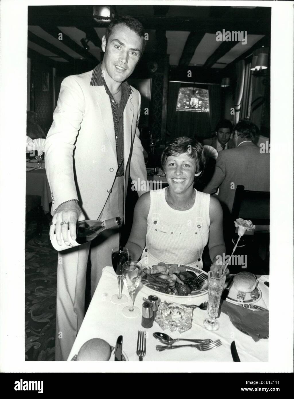 Sept. 09, 1981 - warten auf Sieg. Boxer Alan Minter hofft, gewinnt die Europäische Mittelgewicht Titel am kommenden Dienstag, wenn er kämpft, Tony Sibson im Wembley-Stadion. Er leitet die Zeit zwischen seiner letzten Schulungen zu betreuen sein Restaurant in Crawley, Sussex zu finden. Seine Frau Lorraine nimmt ihre üblichen Logenplatz im Wembley-Stadion, ihren Mann zu unterstützen. Foto zeigt: Alan Minter wartet auf seine Frau Lorraine in ihrem Restaurant in Crawley. Keystone Stockfoto