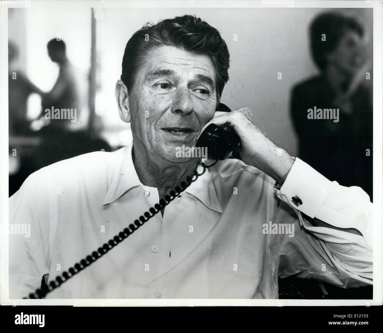 6. Juni 1981 - Konzern News Bilder: propagierte geschoben für seinen Haushalt stimmen, Los Angeles, Calif. Präsident Ronald W. Reagan ist zeigt in Los Angeles, Kalifornien, als er sich am Telefon, Unterstützung für seinen Haushalt Proposalds aufzutreiben. Der Präsident ist auf eine Multi-Tour sprechen und übernachteten in Los Angeles, um seine Anrufe zu tätigen, die Verwaltung Abstimmung schließlich schaffte es durch den Kongress und mit einer guten Abstimmung Marge. Weiße Haus Foto von konsolidiert. Stockfoto