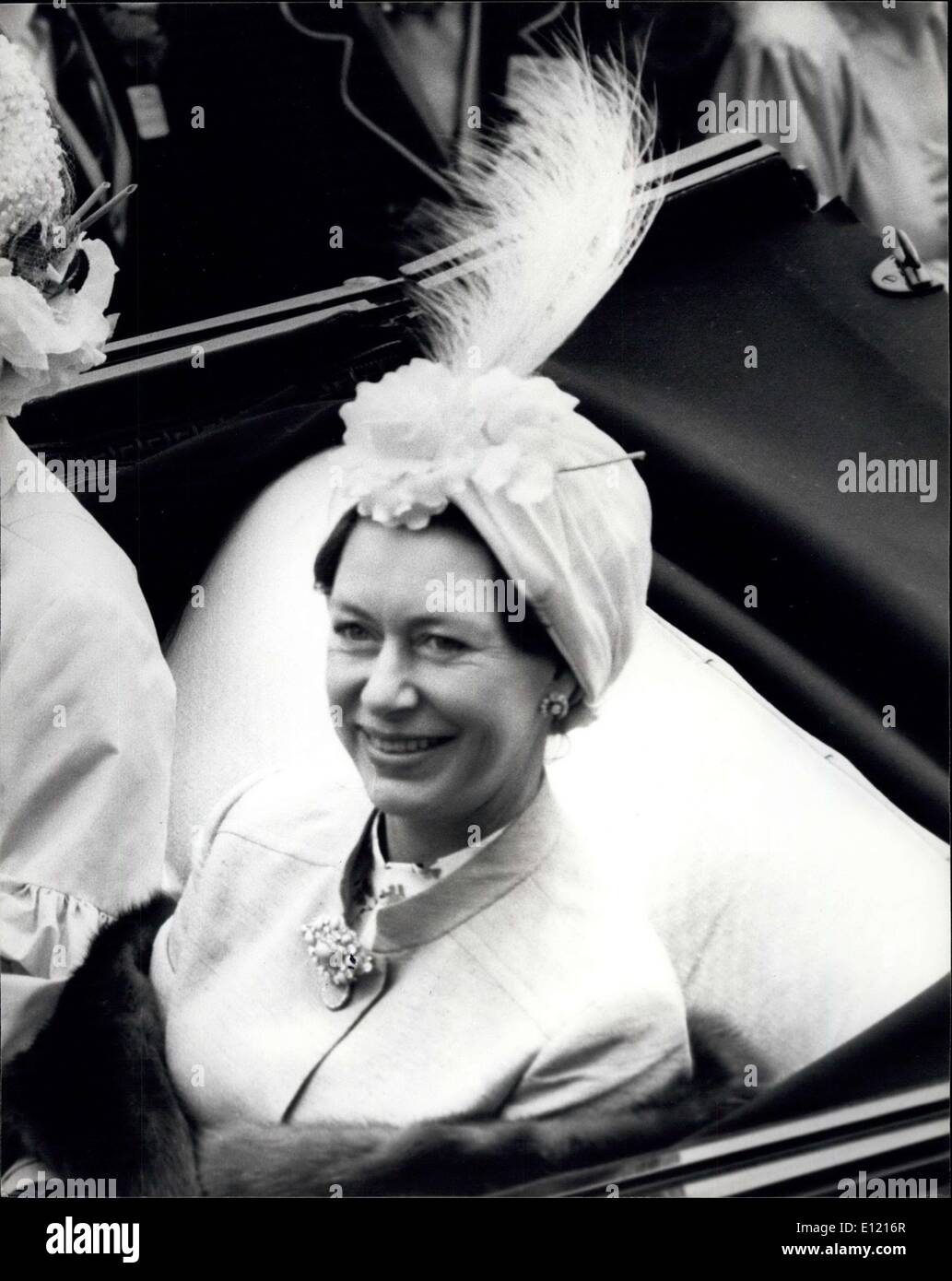 17. Juni 1981 - trägt Prinzessin Margaret einen Turban für Royal Ascot. Foto zeigt: ein glückliches auf der Suche nach Prinzessin Margaret mit Turban Stil Hut mit Feder, wie sie in Ascot heute mit der Königin-Mutter gekommen. Stockfoto
