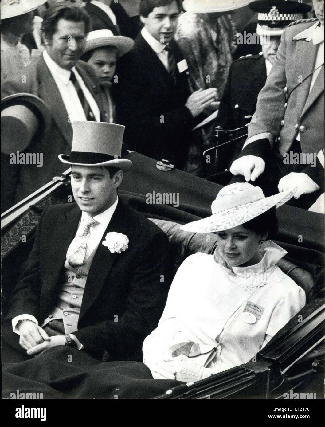 19. Juni 1981 - Tag auf der Rennbahn für Prinz Andrew: Foto zeigt Top-hüten Prinz Andrew Ankunft in Ascot mit Herzogin von Roxburghs abgebildet. Stockfoto