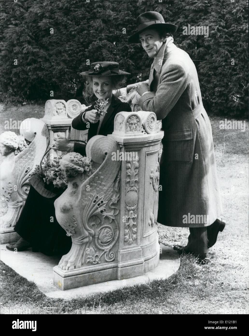 07. Jul. 1981 - Twiggy und Robert Powell Star in ''Pygmalion'' : Model wurde Schauspielerin Twiggy wird mit dem Schauspieler Robert Powell in einer kommenden Yorkshire Television Produktion von G B Shaws ''Pygmalion'' zu den Stars werden. Twiggy wird die Hauptrolle als Eliza Docrittl die Blumenverkäuferin übernehmen, während Robert Powell gegenüber ihrem  Prof. Higgins spielt.entsprechend hielt Twiggy im Sonnenschein eines Rosengartens in South London an, um uns einen Einblick zu geben, wie sie in ihrer neuen Rolle auftreten wird. Foto zeigt Twiggy und Robert Powell im King George's Park, Wandsworth heute. Stockfoto