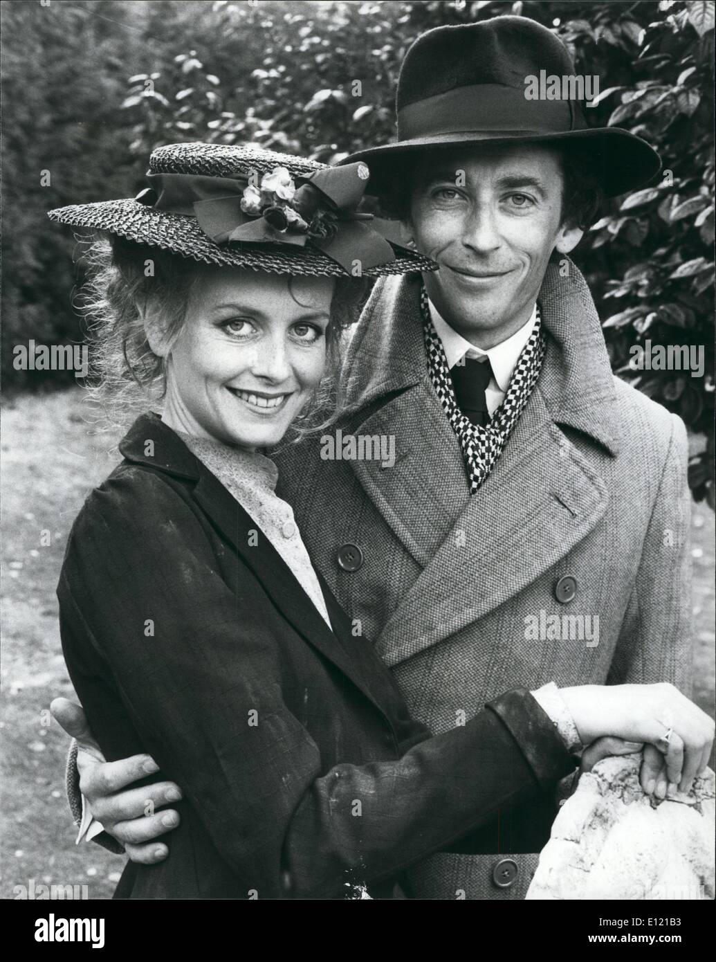 7. Juli 1981 - Twiggy und Robert Powell in '' Pygmalion'' star: Modell Turneds Schauspielerin Twiggy ist mit dem Schauspieler Robert Powell in einer bevorstehenden Yorkshire Television Produktion von GB Shaws "Pygmalion" Twiggy Star übernimmt der Hauptrolle als Eliza Doolittle die Blumenverkäuferin mit Robert Powell spielen gegenüber ihrer Asche prof. Higgins. Entsprechend Twiggy trat heraus in der Sonne einen Rosengarten in Südlondon geben uns einen Einblick, wie sie in ihrer neuen Rolle angezeigt wird. Foto zeigt Twiggy, wie sie in ihrer neuen Rolle in erscheint "Pygmalion" Stockfoto