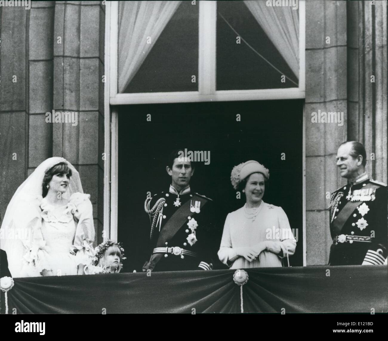 7. Juli 1981 - Prinz und Prinzessin von Wales mit der Queen und Prinz Philip: Fotoshows Prinz Wales und und seine Braut mit der Queen und Prinz Phillip auf dem Balkon des Buckingham Palace wie sie von der Masse Massen begrüßt werden. Stockfoto