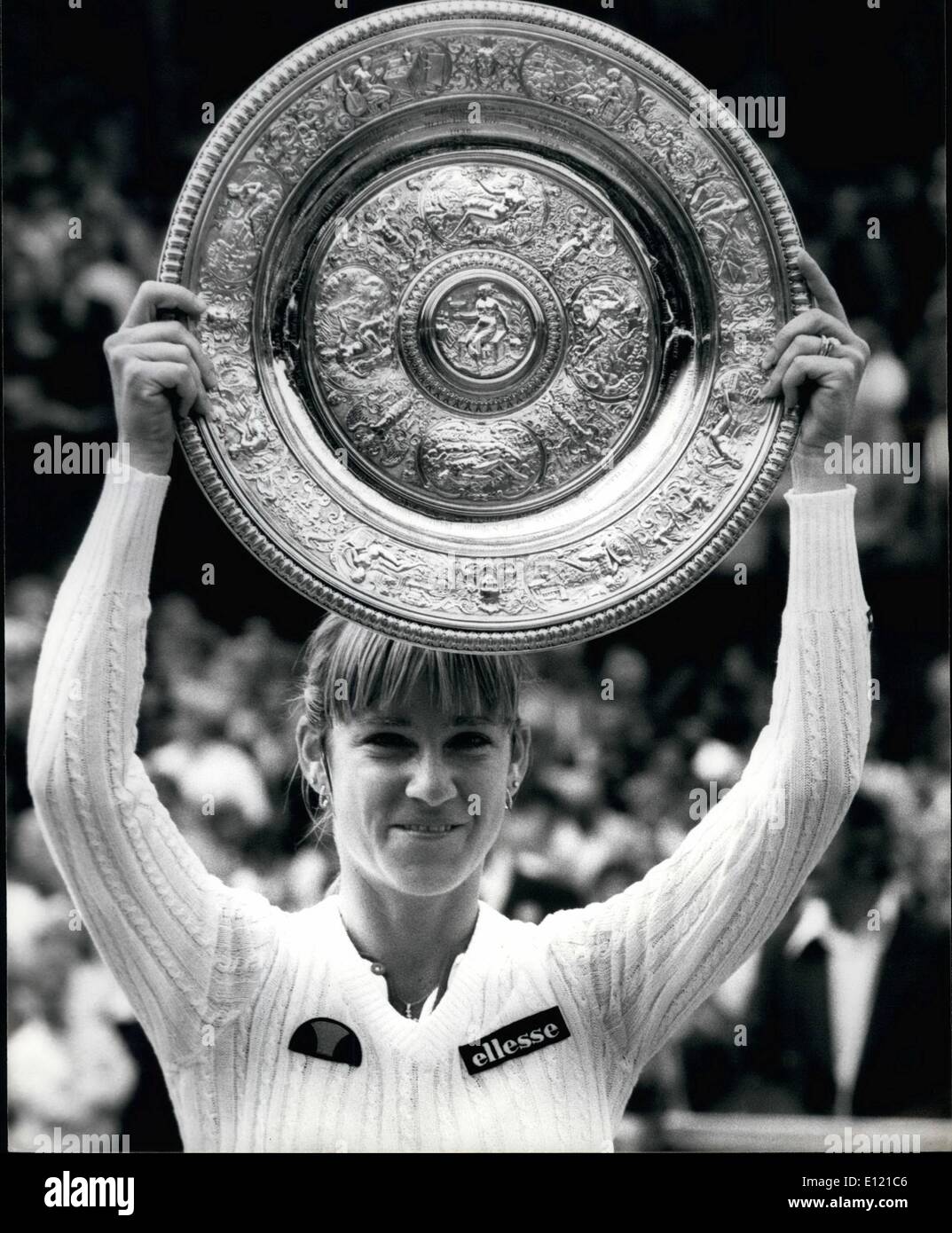 7. Juli 1981 - Chris Evert-Lloyd gewinnt das Damen Finale: Die Nr. 1 Damen Samen, die Chris Ever-Lloyd die Damen Einzel Finale auf dem Centrecourt in Wimbledon heute, gewann wenn sie die 19 jährige Tschechische Mandikeve von 6-2 6-2 schlagen. Phot zeigt Chris Lloyd hält die Trophäe nach heute den Einzel-Titel in Wimbledon zu gewinnen. Stockfoto